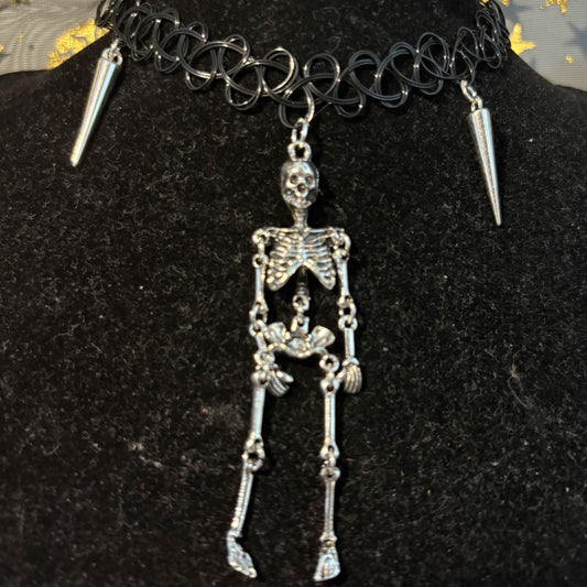 Moveable skeleton choker